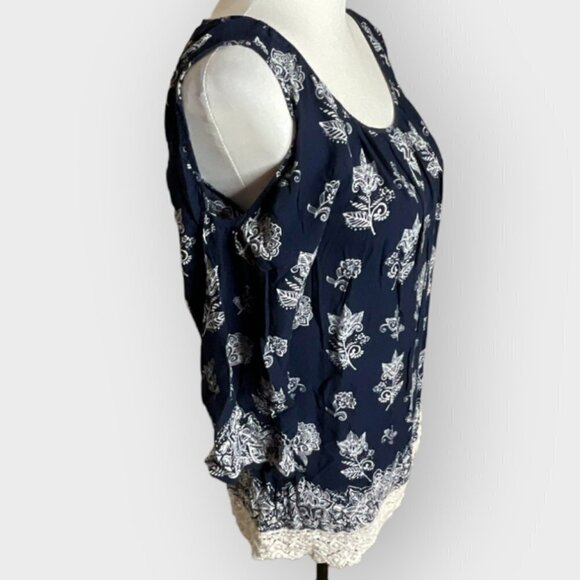 Dress Barn Cold Shoulder Keyhole Navy and Cream Lace Bottom Blouse Size Small - Picture 3 of 6